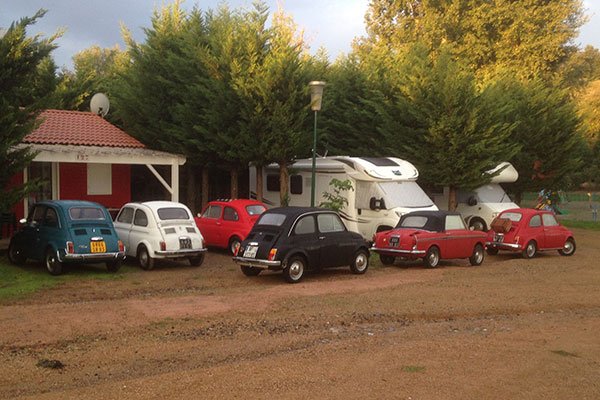 <strong>au camping</strong><small>© FIAT 500 et dérivés CLUB DE FRANCE</small>