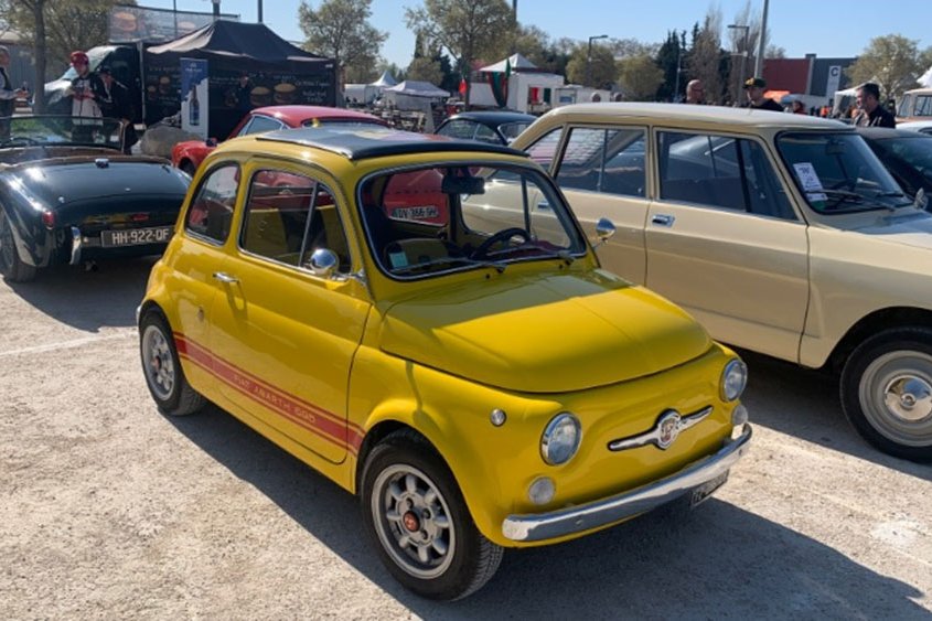 <strong>Sur le parking</strong><small>© FIAT 500 et dérivés CLUB DE FRANCE</small>