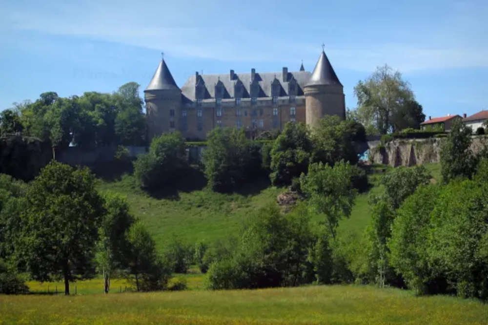 <strong>Château de Rochechouart</strong><small>© FIAT 500 et dérivés CLUB DE FRANCE</small>